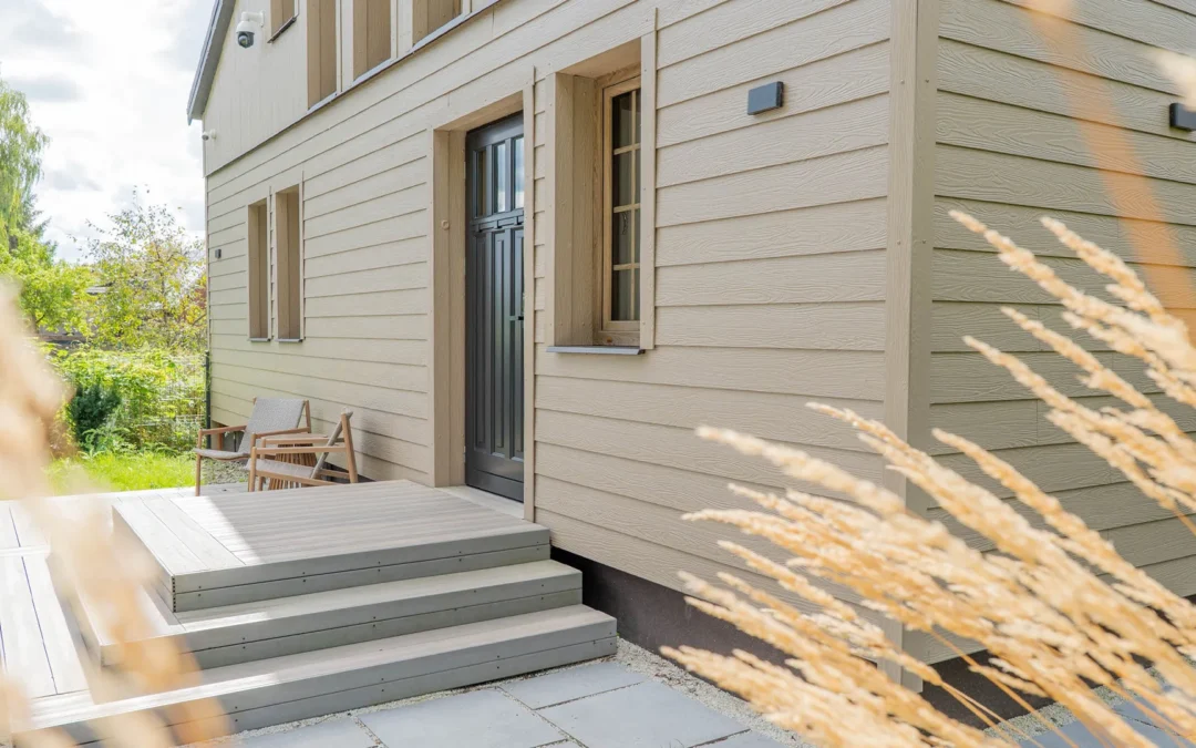 Realizacja SHERA S40 RAL 1019 —&nbsp;elewacja jak naturalne drewno.